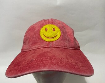 Rosa // Sombrero de papá de perfil bajo con parche de cara sonriente con lavado ácido de salmón