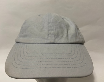 Sombrero azul claro de perfil bajo