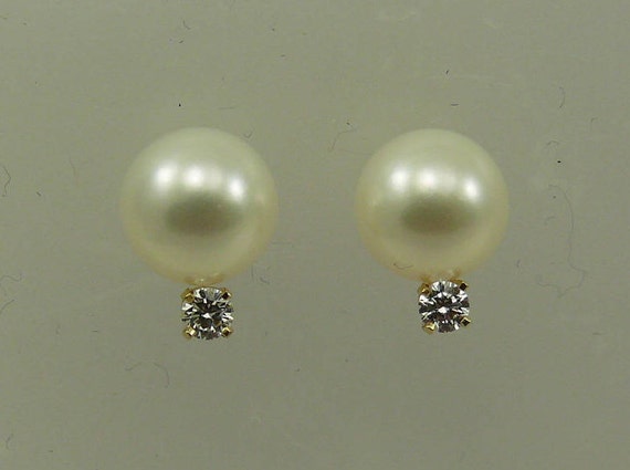 Freshwater White Round Pearl Earrings with 14k White Gold and Diamonds 0.20ct