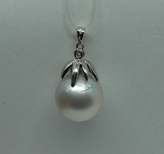 South Sea White Pearl 14.6mm Pendant 18K White Gold and Diamonds 0.03ct