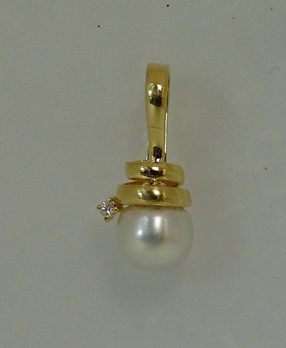 South Sea White Pearl 9.9 mm Pendant 18K Yellow Gold and Diamonds 0.04ct