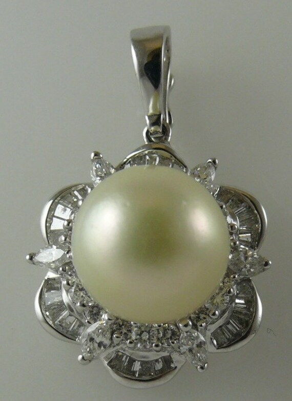 South Sea Creamy White 11.4mm Pearl Pendant 18K W hite Gold & Diamonds 1.20ct