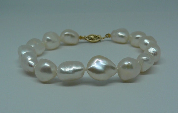 Freshwater White Pearl Bracelet with 14k Yellow Gold Clasp