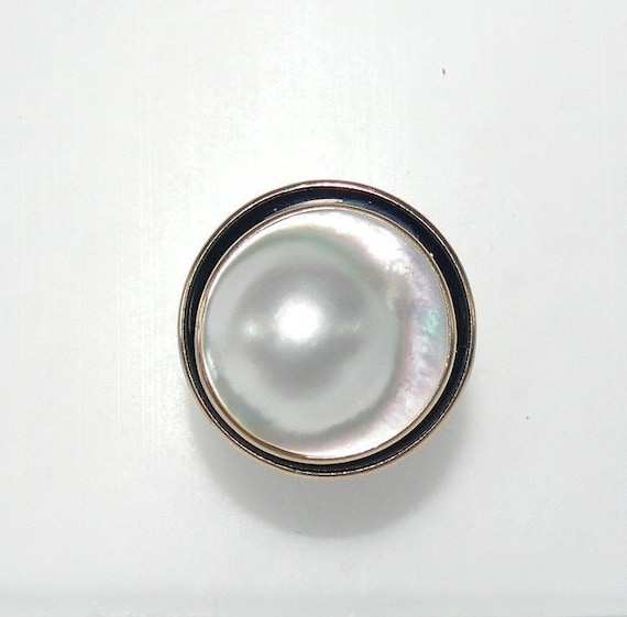 Blister 20.0 mm White Pearl and Black Onyx Ring 14k Yellow Gold