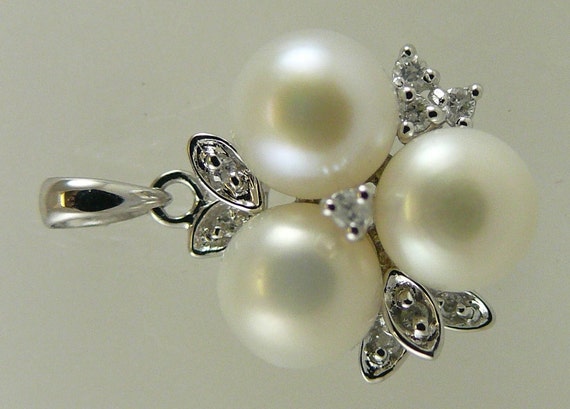 Freshwater White 7 mm - 7.5 mm Pearl Pendant 14k White Gold with Diamonds 0.13ct