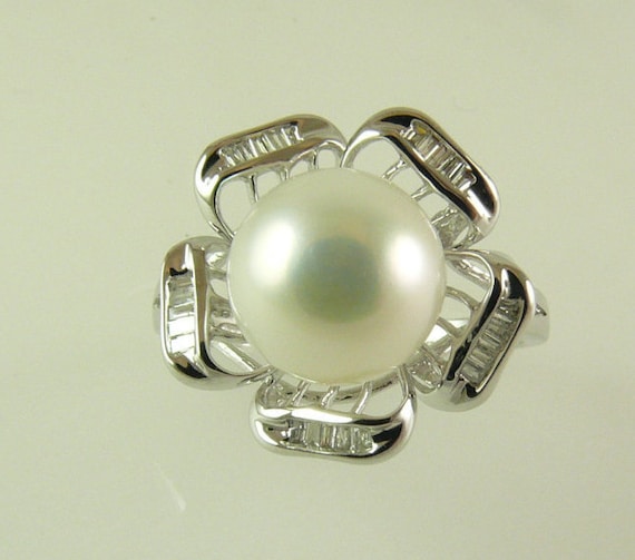 Freshwater White Pearl Ring 14k White Gold and Diamonds 0.11ct