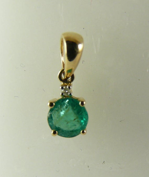 Emerald 0.50ct Pendant 14k Yellow Gold and Diamonds 0.01ct