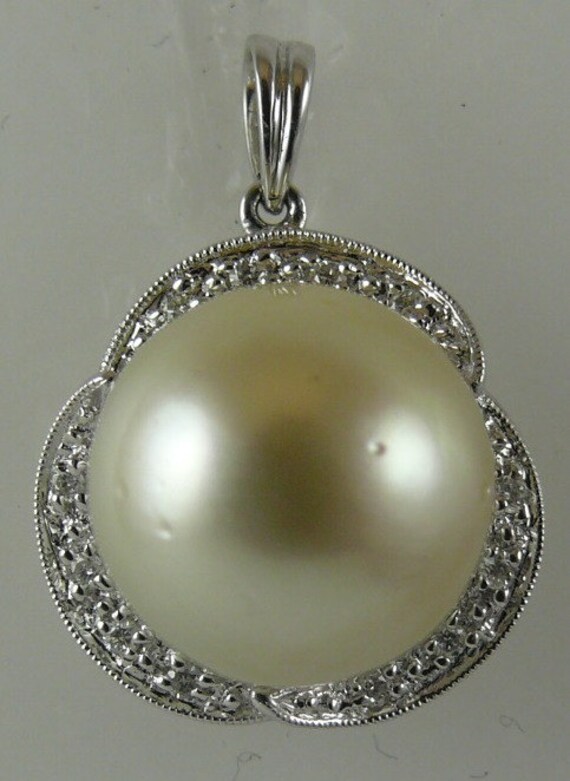 South Sea Light Golden Pearl 12.5mm Pendant 18K White Gold & Diamonds 0.09ct