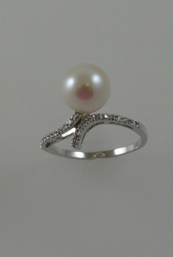 Cultured White 9.2mm Pearl Ring 18k White Gold with Diamonds 0.08ct