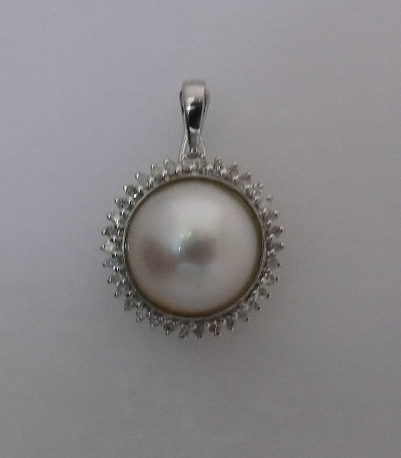 Mabe White 12.0 mm Pearl Pendant with Diamond 14K White Gold