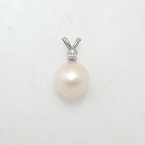 Akoya White 9.0 mm Pearl Pendant 14K White Gold With Diamonds 0.05 ct