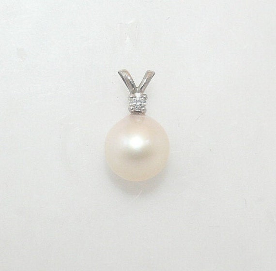 Akoya White 9.0 mm Pearl Pendant 14K White Gold With Diamonds 0.05 ct