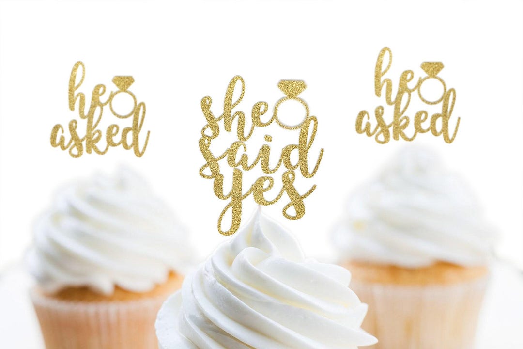 24 Stück Cupcake Topper 'He Asked She Said Yes' - Glitzer Herz & Ring Motive Für Hochzeit & Verlobung, Gold