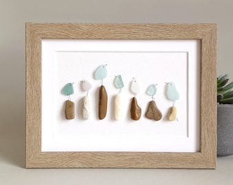 小石アートとシーグラスの絵画 - 額入りのユニークな手作り作品 *巣を