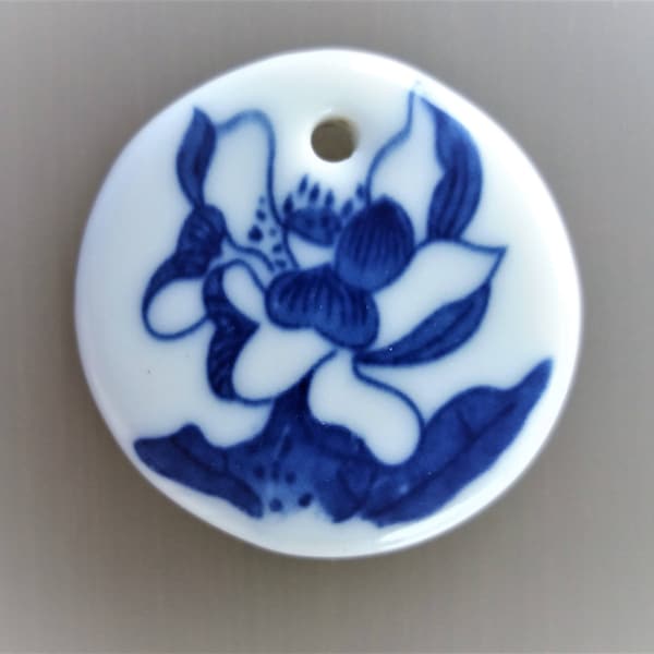 Pendentif 38 mm en porcelaine blanche et motif bleu