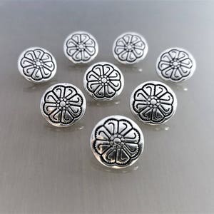 8 runde Knöpfe 12 mm aus graviertem Metall in silberner Farbe