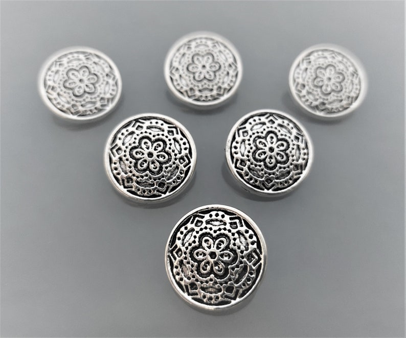 6 boutons ronds 19 mm métal gravé coloris argent image 1