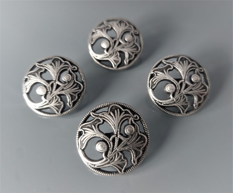 4 boutons ronds 23 mm métal gravé et ajouré coloris argent noirci image 1