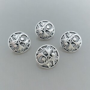 4 runda 15 mm metallknappar, graverade och genombrutna, svarta silverfärgade