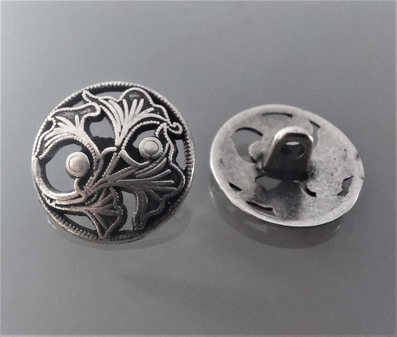 4 boutons ronds 18 mm métal gravé et ajouré coloris argent noirci image 4