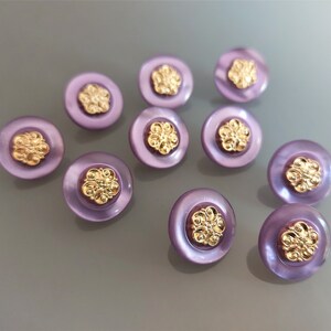 10 boutons ronds fantaisies 18 mm plastique mauve et doré image 1