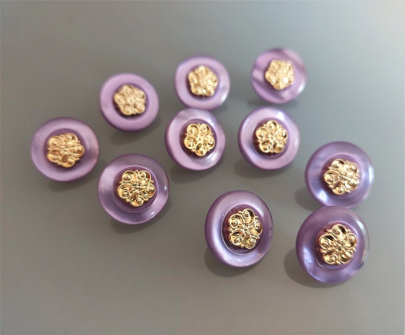 10 boutons ronds fantaisies 18 mm plastique mauve et doré image 1