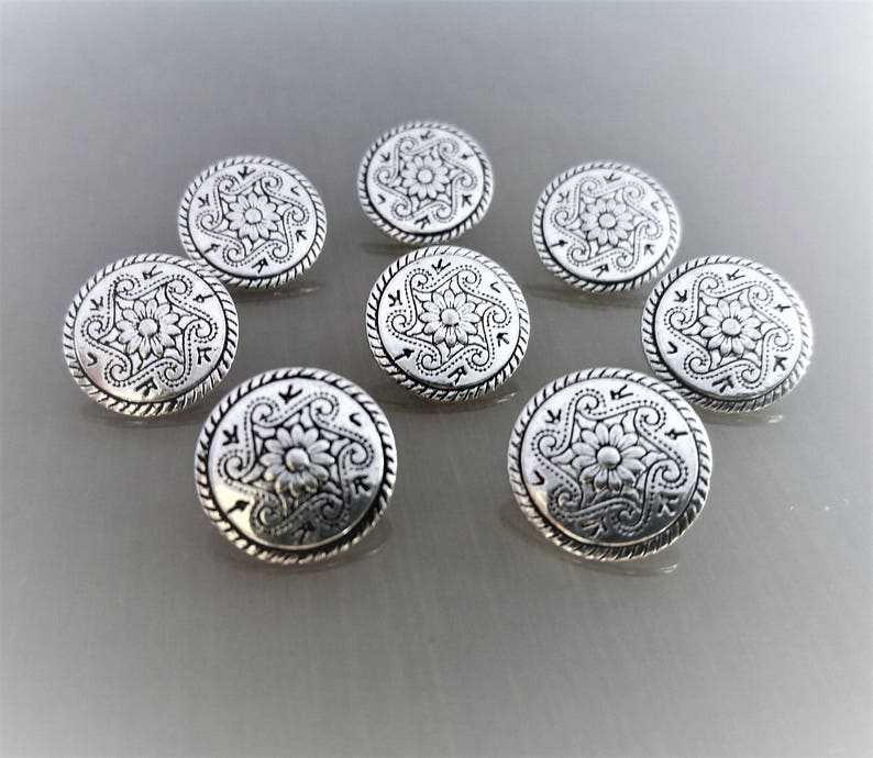 8 boutons ronds 15 mm métal gravé coloris argent image 1