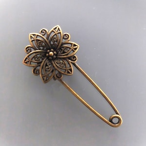 5.8 cm bronze-colored metal flower brooch