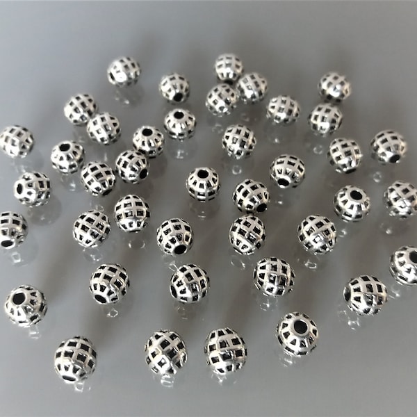 40 perles 6 mm métal ajouré effet cage coloris argent