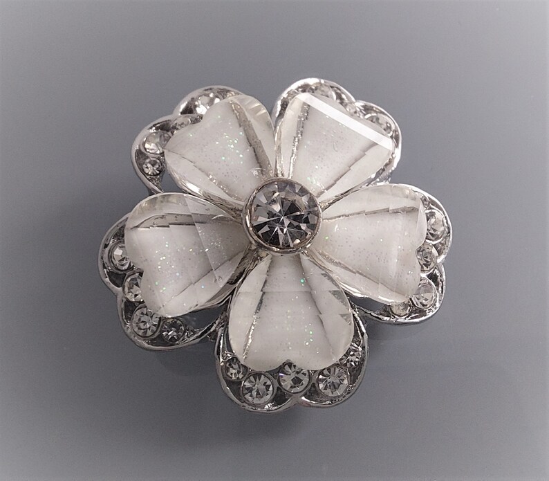 Bouton bijou fleur 25 mm argent, blanc et strass image 4