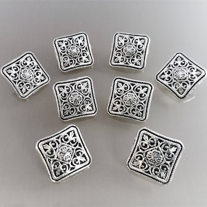 8 pulsanti quadrati da 13 mm in metallo inciso color argento