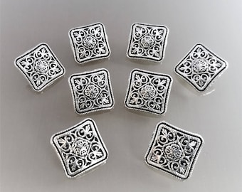 8 boutons carrés 13 mm métal gravé coloris argent