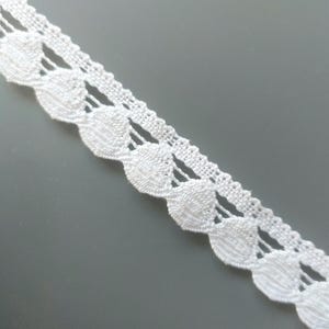 1m40 de dentelle fine blanche de coton largeur 21 mm