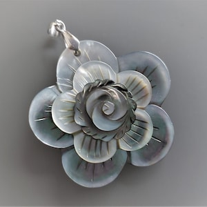 Gray mother-of-pearl flower pendant 5 cm