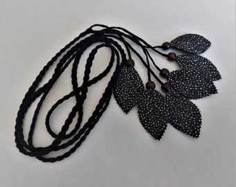 Ceinture tressée noire extrémités feuilles tissu noir et argent