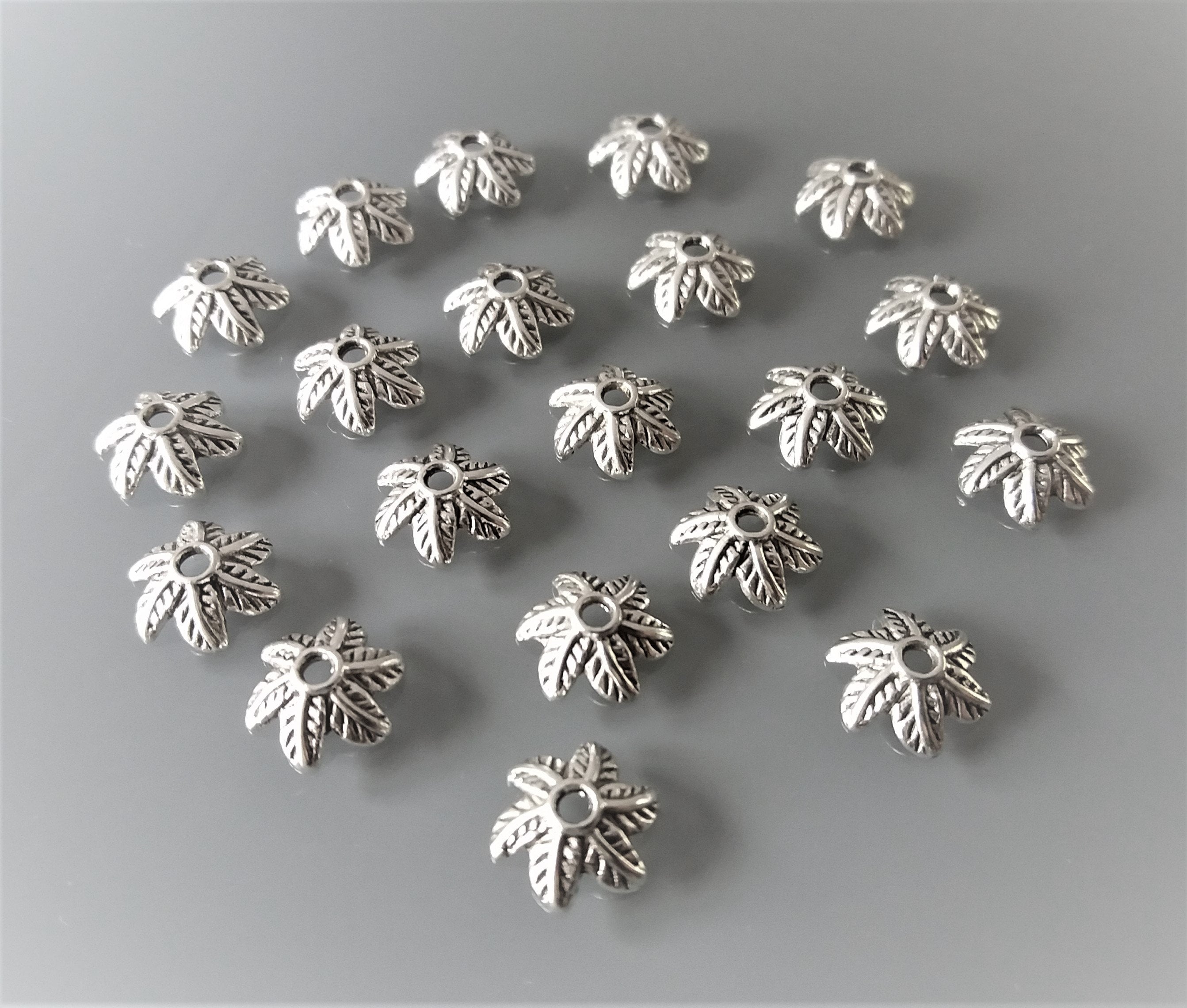Lot De 8 Caps (calottes) Pour Bijoux - Dimensions 13.5x13.5x4mm - Métal Argenté Style Tibétain - Neuf