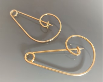 2 fancy brooch pins 55 mm golden color metal