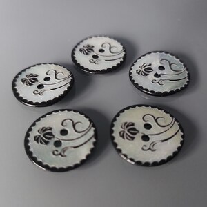 5 boutons ronds 18 mm en nacre gravés motifs noirs image 4