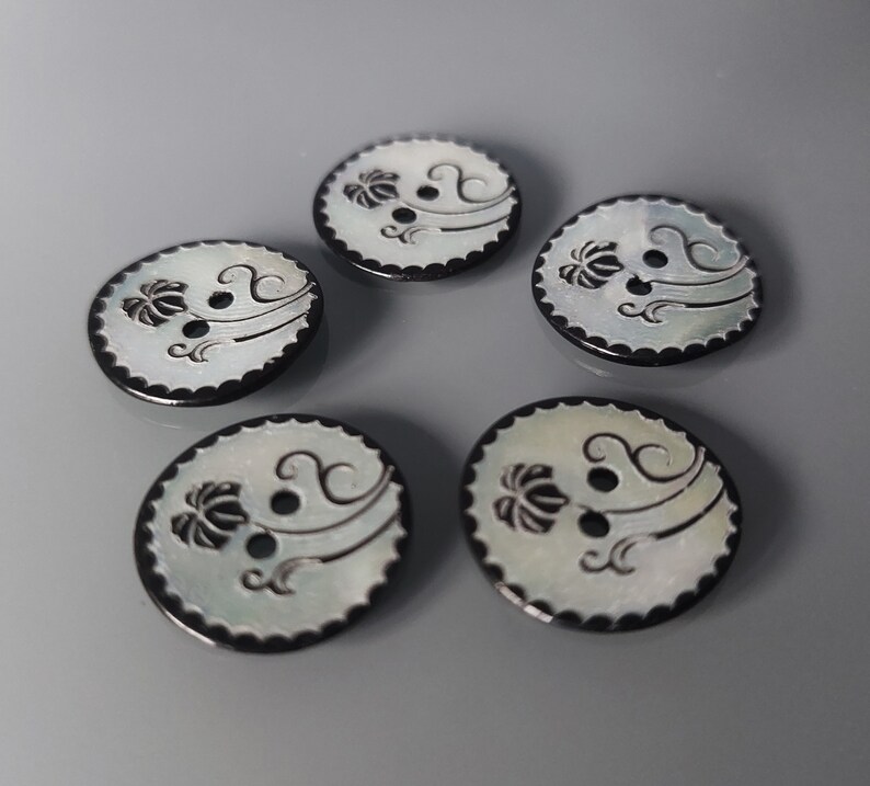 5 boutons ronds 18 mm en nacre gravés motifs noirs image 4