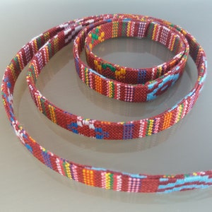 Galon ethnique 1 cm multicolore fond bordeaux