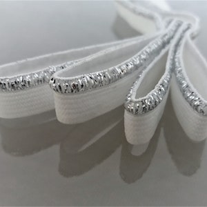 1 m 70 de passepoil élastique blanc et bordure en fil lurex argent