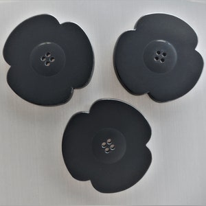 3 black plastic flower buttons 4 cm