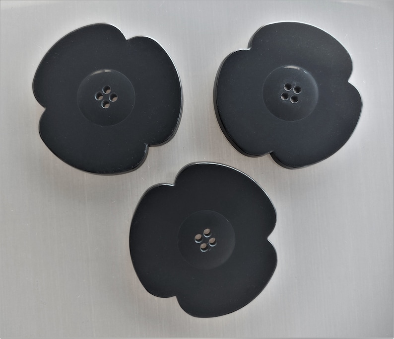 3 Boutons fleurs 4 cm plastique coloris noir image 1