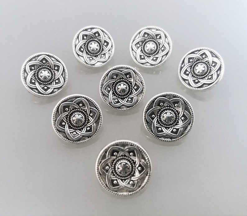 8 boutons ronds 14 mm métal gravé coloris argent image 1