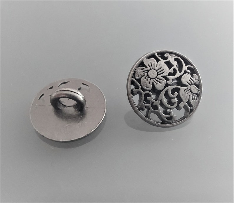 8 boutons ronds 12 mm métal gravé et ajouré coloris gris acier image 3