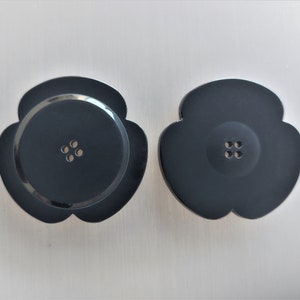 3 Boutons fleurs 4 cm plastique coloris noir image 4