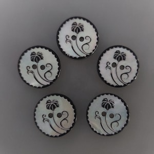 5 boutons ronds 18 mm en nacre gravés motifs noirs image 1