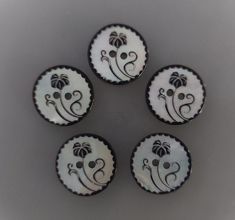 5 boutons ronds 18 mm en nacre gravés motifs noirs image 1