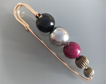 Fancy gold-colored pin brooch decorated with pearls