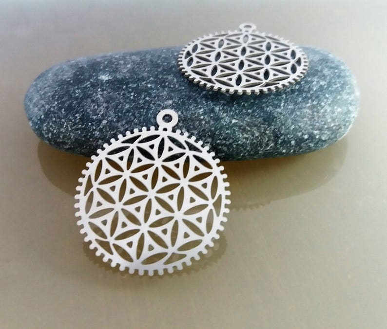 2 round pendants 2.6 cm metal silver color